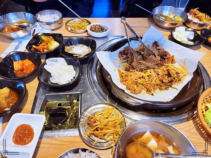 진심 가득 건강 담은 맛 홍대 합정 맛집 추천 생방송투데이 숯불고기 김치찌개 수제비 백반 6천9백원 불고기+밑반찬 7종 오늘방송 맛있고 싸다고