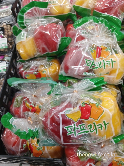 단백질 대사를 돕는 비타민 C가 풍부한 파프리카 진열 모습