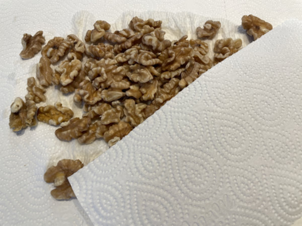 호두 전처리 하는 방법 - 키친타월로 수분 제거하기