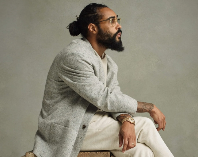 에센셜은 (Essentials) 미국의 패션 디자이너 제리 로렌조(Jerry Lorenzo)가 2018년에 런칭한 스트리트웨어 브랜드로, 그의 메인 브랜드인 Fear of God의 세컨드 라인입니다.