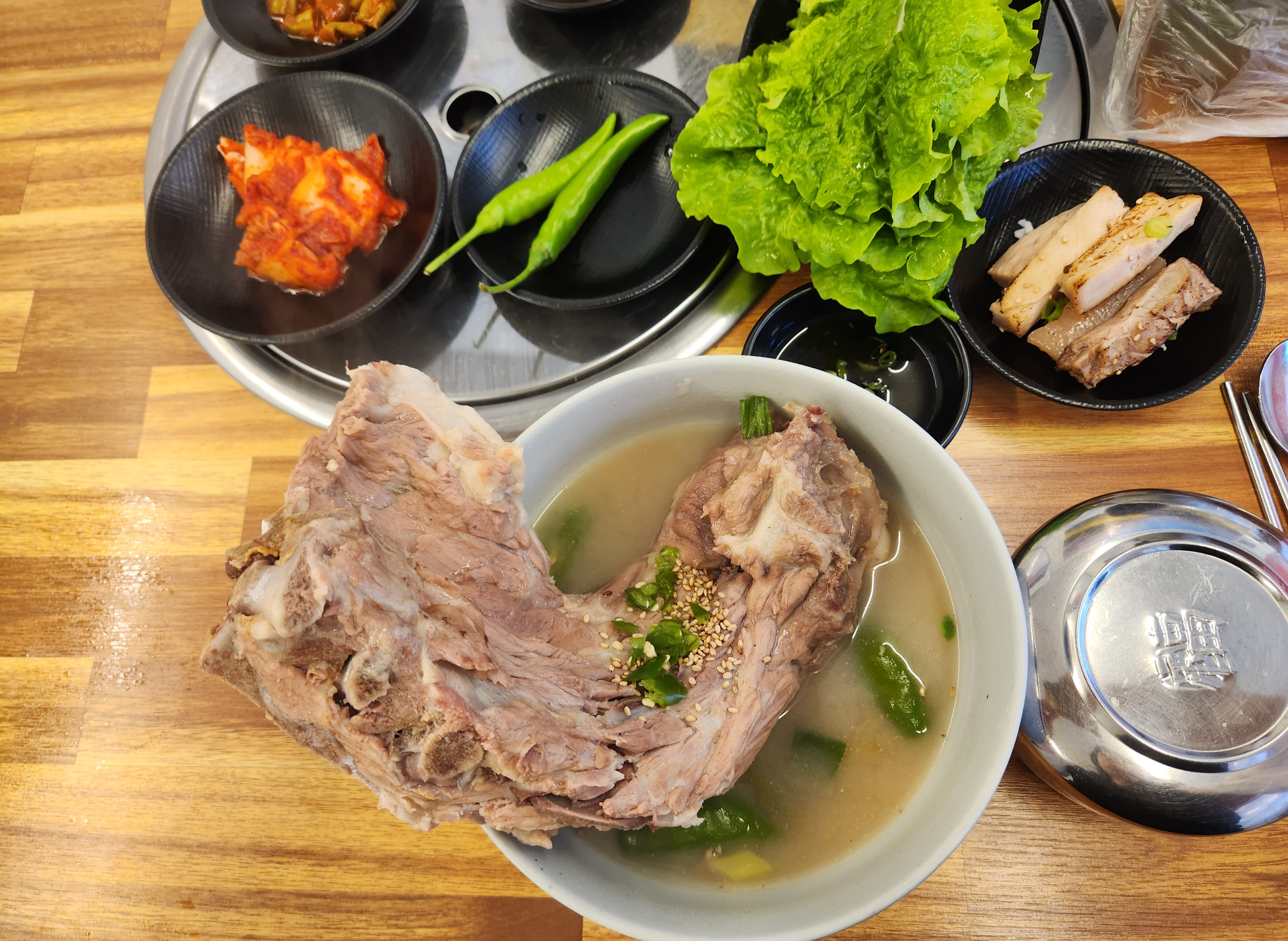 넉둥베기 접짝뼈국