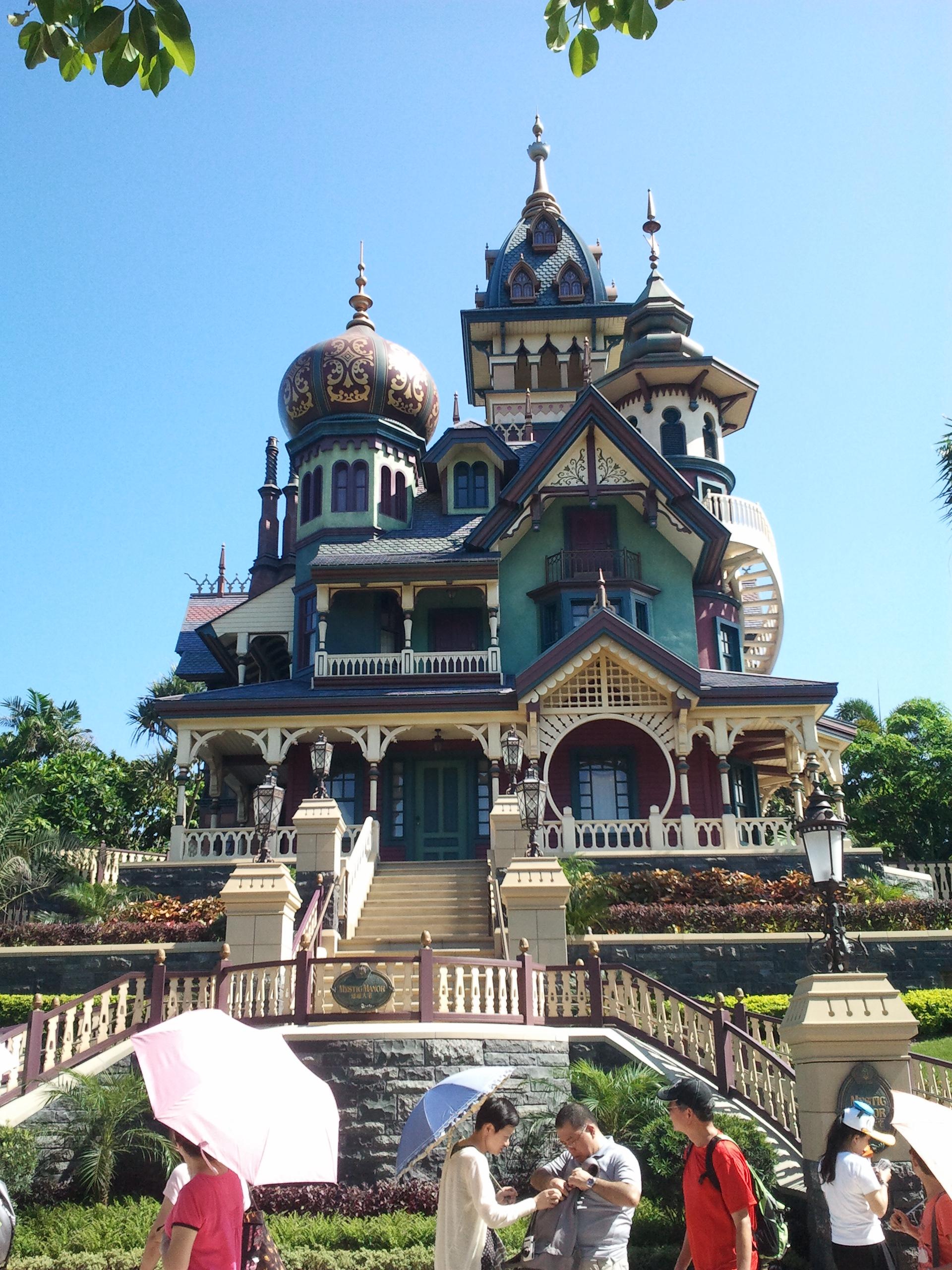 홍콩 디즈니랜드 Mystic Manor – 기존 Haunted Mansion을 재해석한 독자적 스토리 기반 어트랙션