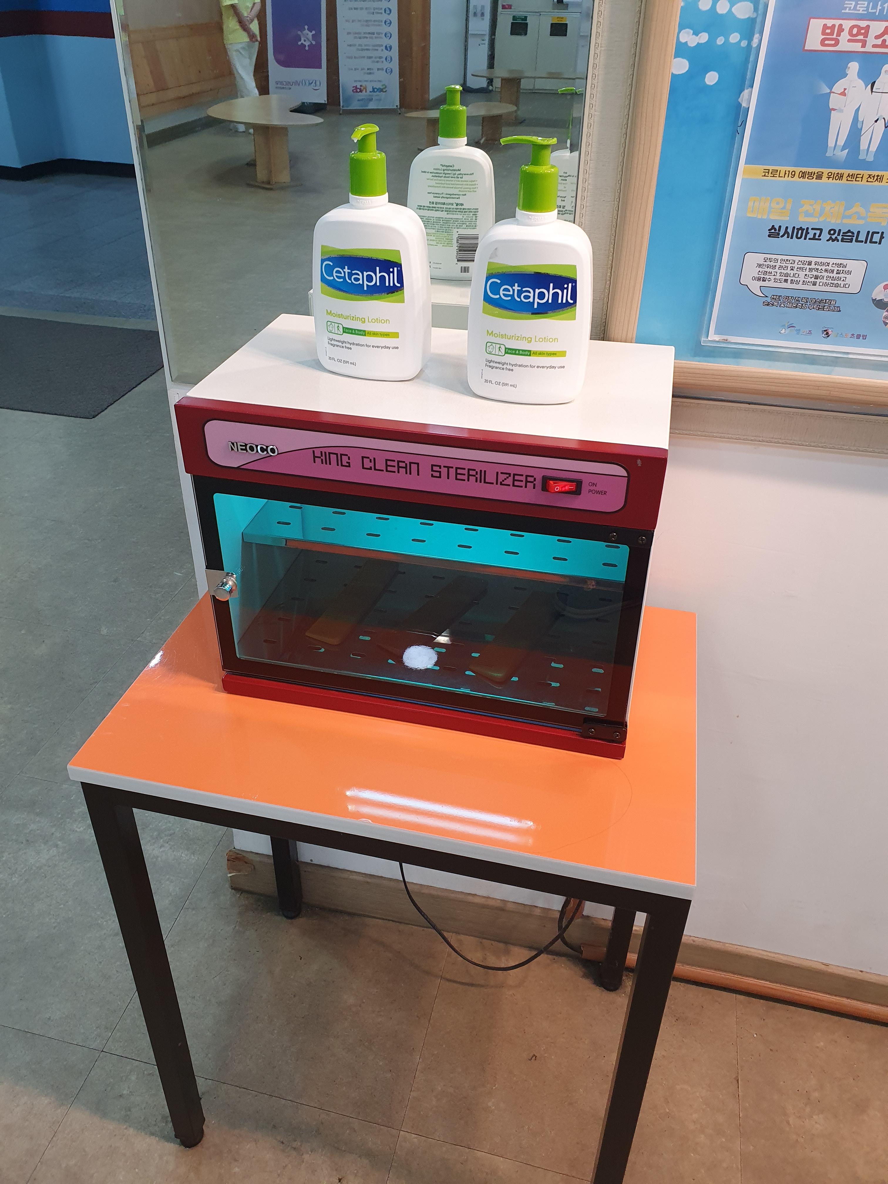 빗과 바디로션 비치되어 있어서, 수영 후 로션을 직접 바르면 됩니다.