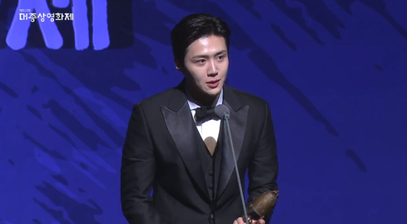 &#39;귀공자&#39; 김선호가 제59회 대종상영화제 신인 남우상을 수상했다. [사진=네이버TV]