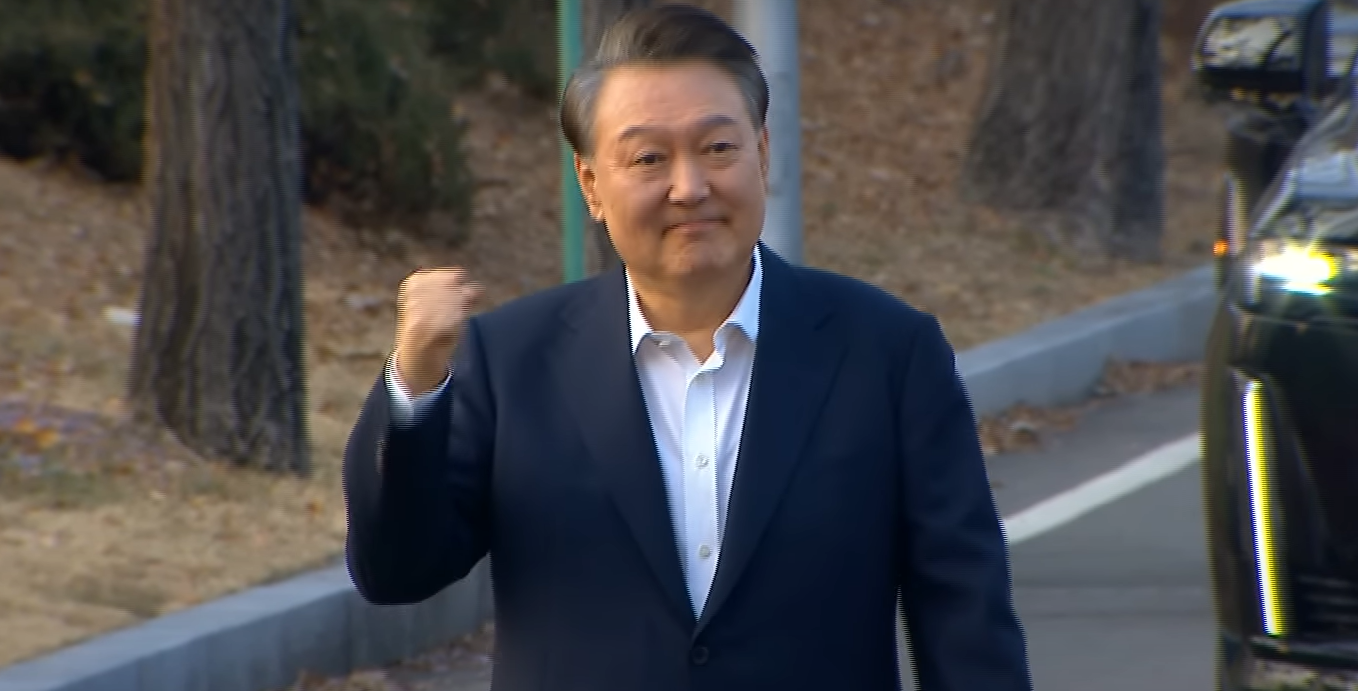 석방된 윤석렬 대통령이 서울 구치소 앞에서 지지자들에게 주먹을 쥐어 보이며 결이에 찬 모습을 보여 주고 있다