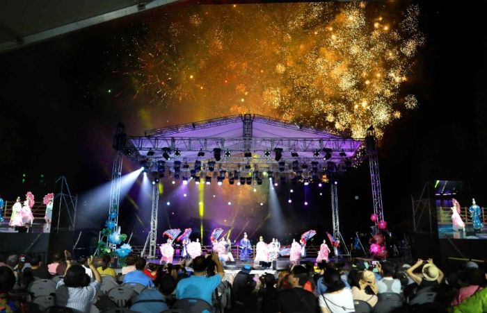 &ldquo;부여 서동 연꽃축제 공연 무대에서 펼쳐지는 화려한 전통무용과 불꽃놀이&amp;#44; 관람객들이 공연을 감상하는 모습&rdquo;