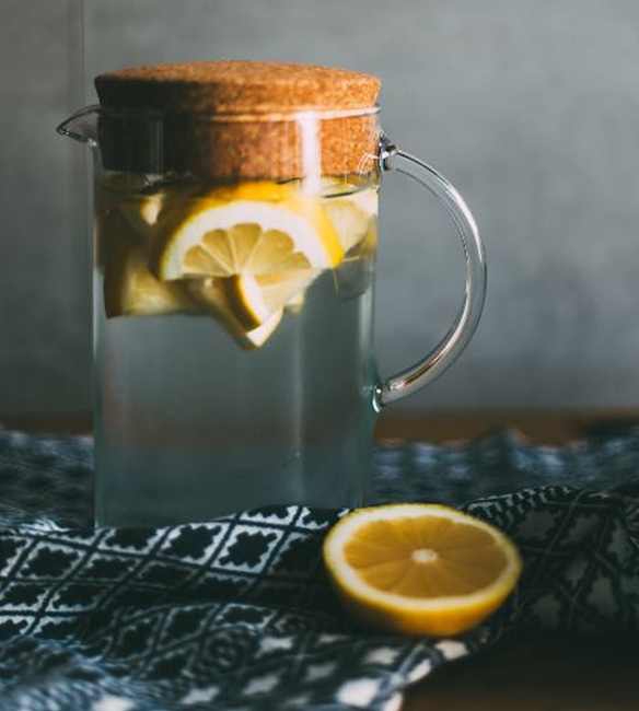레몬이 들어간 물통 사진