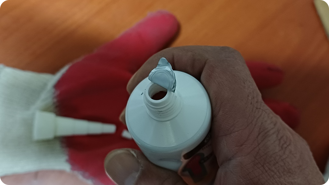 마개를-제거하는-모습