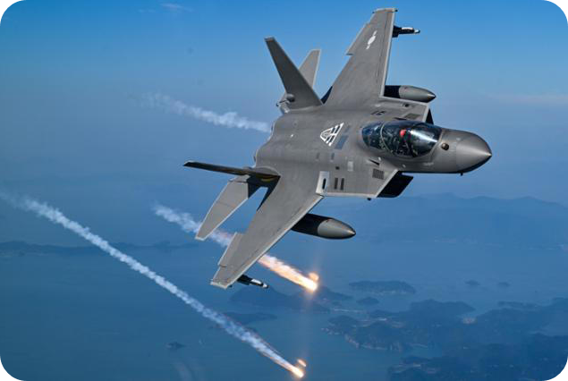 손석락 공군참모총장이 5일 사천기지에서 취임 후 첫 지휘비행으로 KF-21 전투기에 탑승해 시험비행을 실시했다. 사진은 공중에서 플레어(Flare)를 발사하고 있는 KF-21. 공군 제공