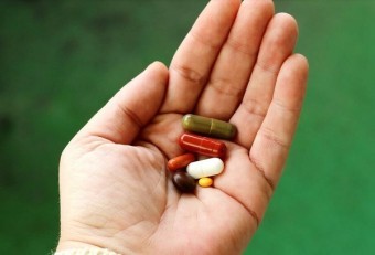 왼손에-일곱개의-알약을-놓고있으나-한꺼번에-먹으면-안되는-약이-있는지-반드시-확인하고-복용해야함