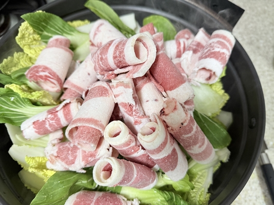 알배추-청경채-위에-우삼겹을-올린-이미지