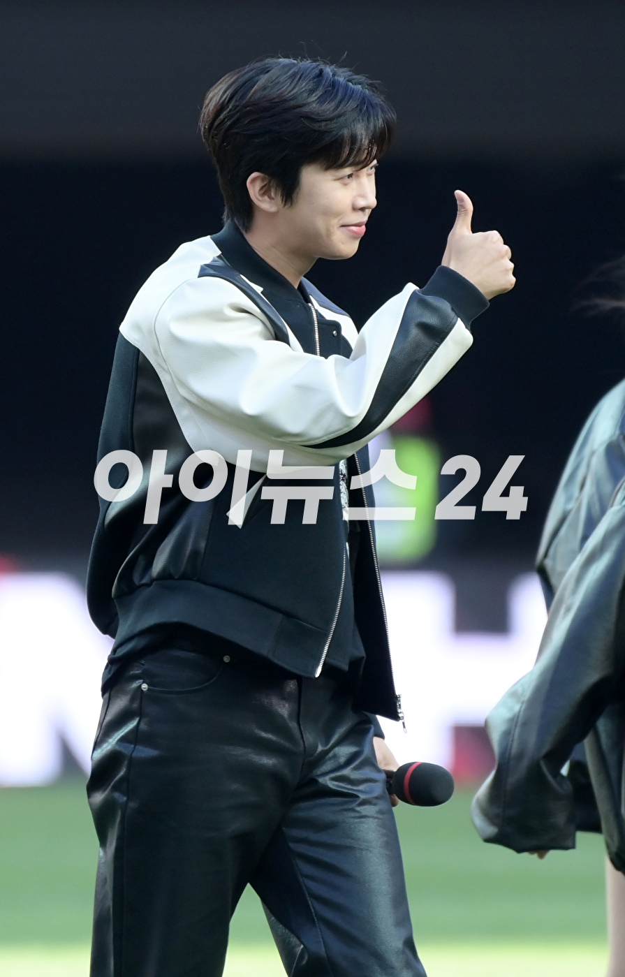 가수 임영웅이 8일 오후 서울월드컵경기장에서 펼쳐진 '하나원큐 K리그1 2023' FC서울 대 대구FC의 경기에서 하프타임 때 공연을 선보이고 퇴장하고 있다. [사진=정소희 기자]