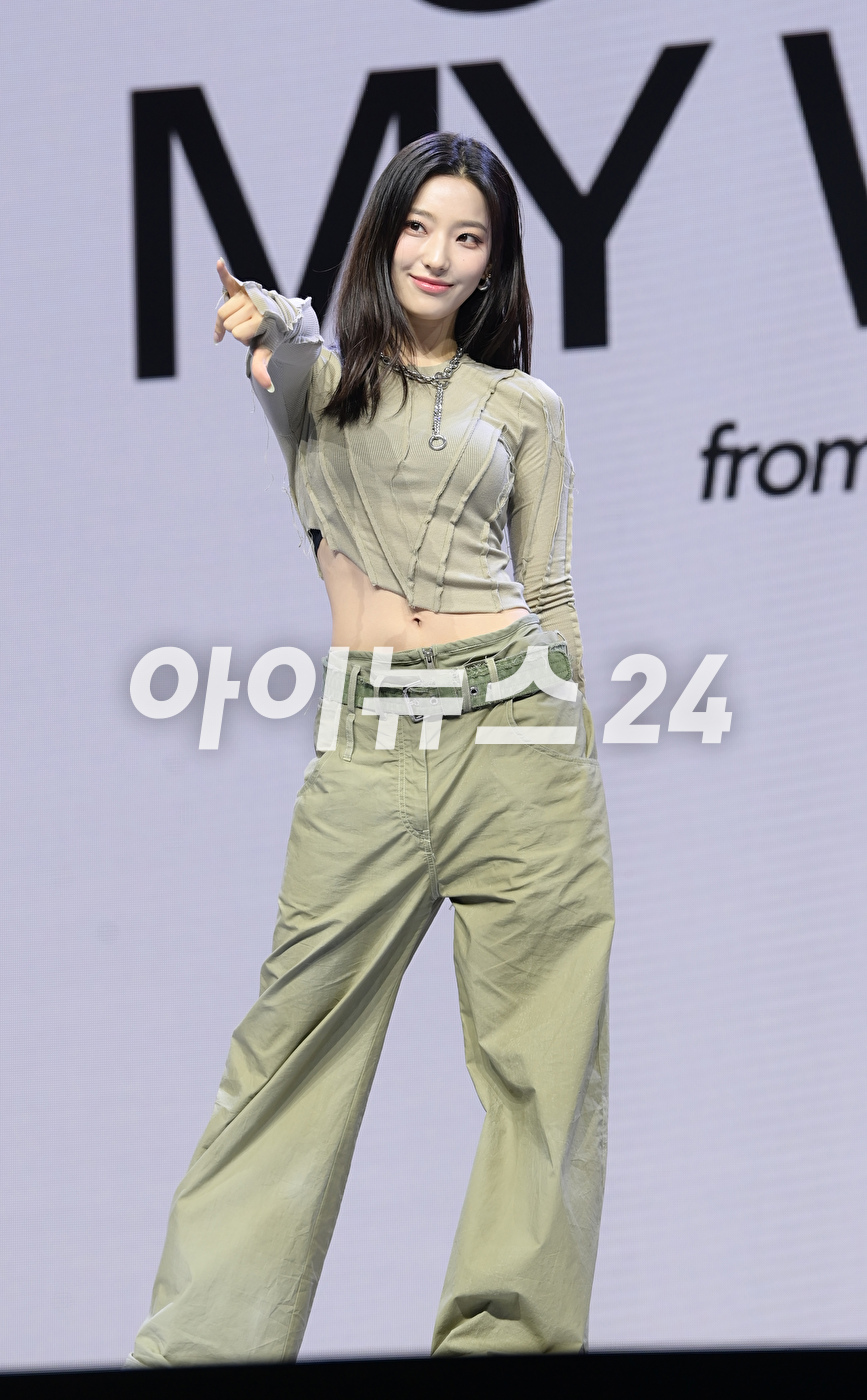 그룹 프로미스나인 이새롬이 5일 오후 서울 광진구 예스24 라이브홀에서 진행된 프로미스나인(fromis_9) 첫 번째 정규앨범 &#39;언락 마이 월드(Unlock My World)&#39; 발매 기념 쇼케이스에 참석하고 있다. [사진=정소희 기자]