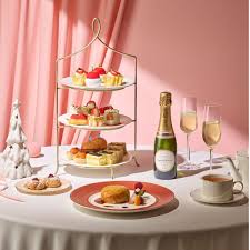 로열 하이티 체험존에 세팅된 장미꽃 테이블과 디저트