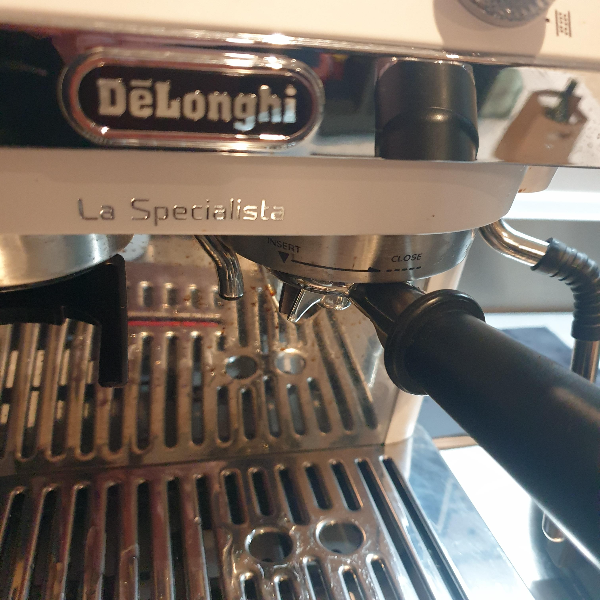 드롱기 라스페셜리스타 아르떼(La Specialista ARTE) 반자동 커피 머신_추출_머신에 포터필터 결착