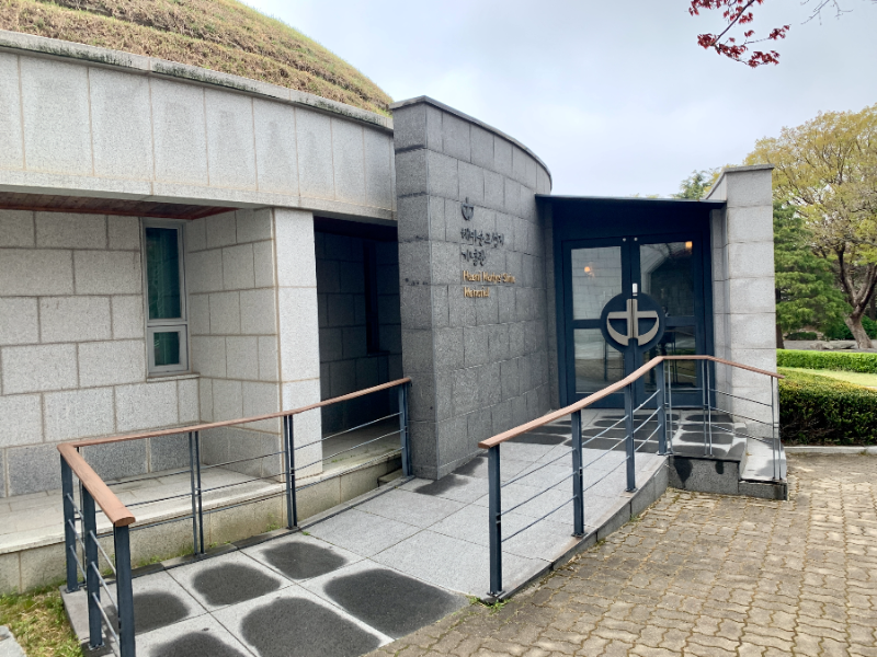 구릉모양의 기념관