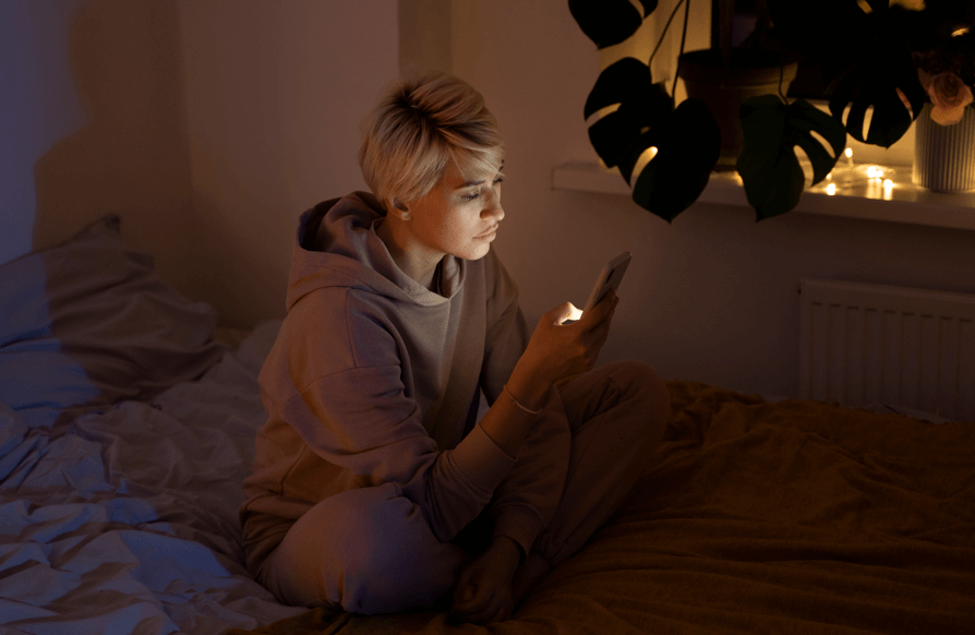 늦은 밤 스마트폰을 보며 남과 비교하게 되는 순간