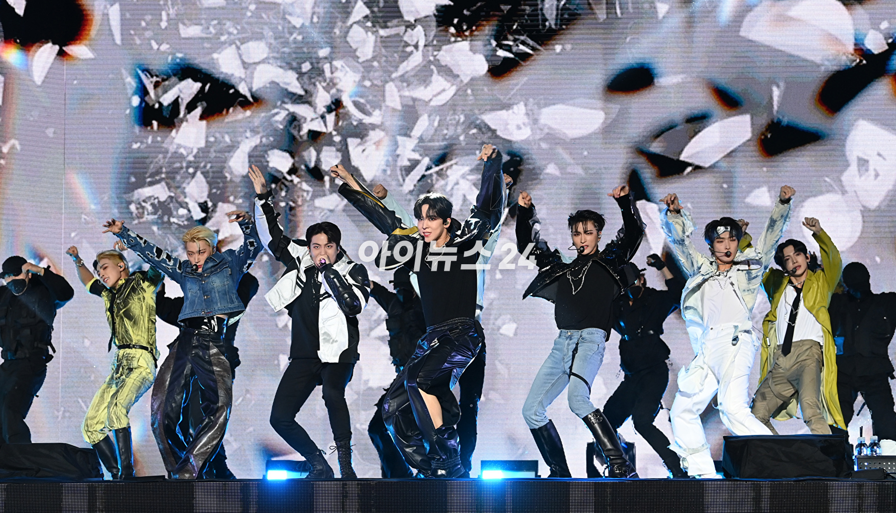 그룹 에이티즈가 28일 오후 서울 광진구 군자동 세종대학교 대양홀에서 열린 신보 '더 월드 에피소드 1 : 무브먼트(THE WORLD EP.1 : MOVEMENT)' 발매 기념 쇼케이스에서 포즈를 취하고 있다. [사진=김성진 기자]