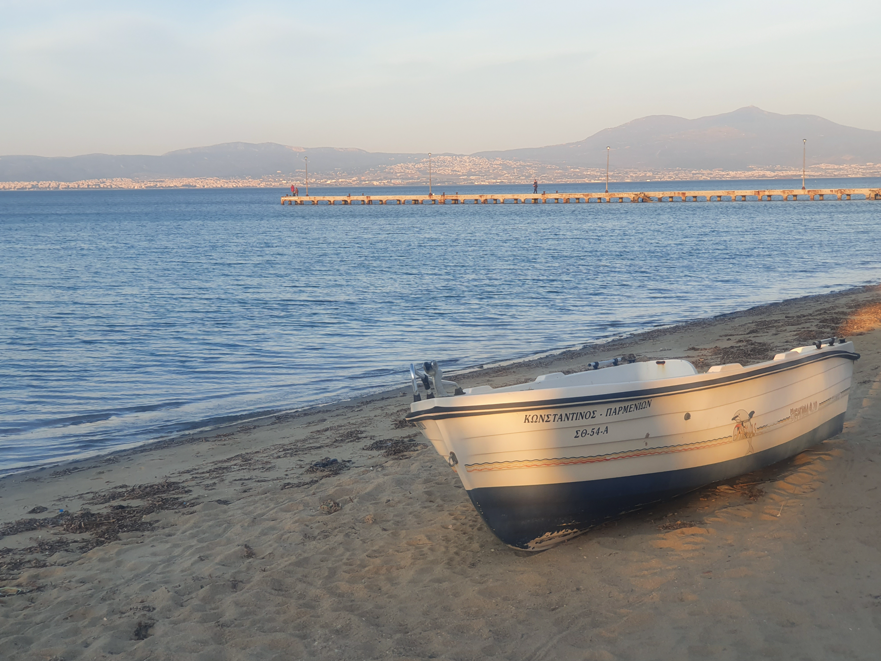 그리스 아기아 트리아다 해변의 조각배