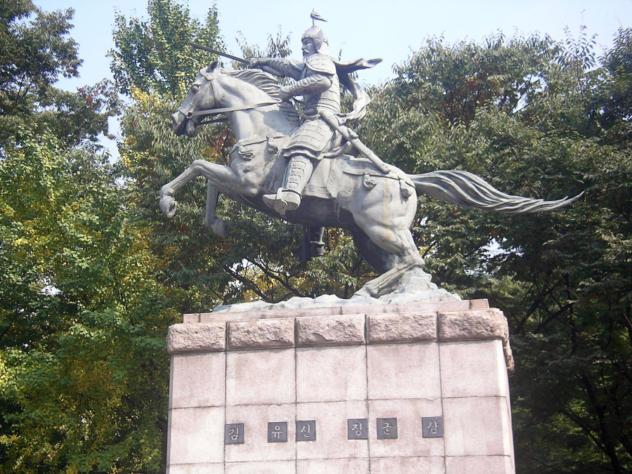김유신 장군의 기마 동상 전경