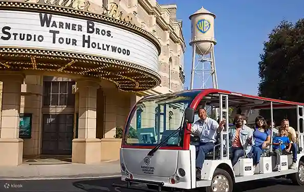 할리우드 워너 브라더스 스튜디오 투어 입구 풍경: 투어 버스와 워너 브라더스 급수탑