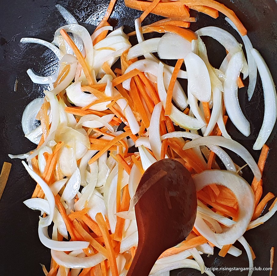 감자채볶음에 들어갈 양파와 당근을 볶는 사진