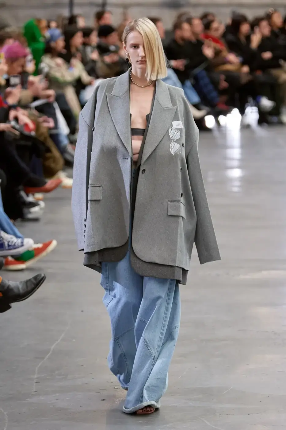 오버사이즈 그레이 블레이저를 입은 Rokh 모델