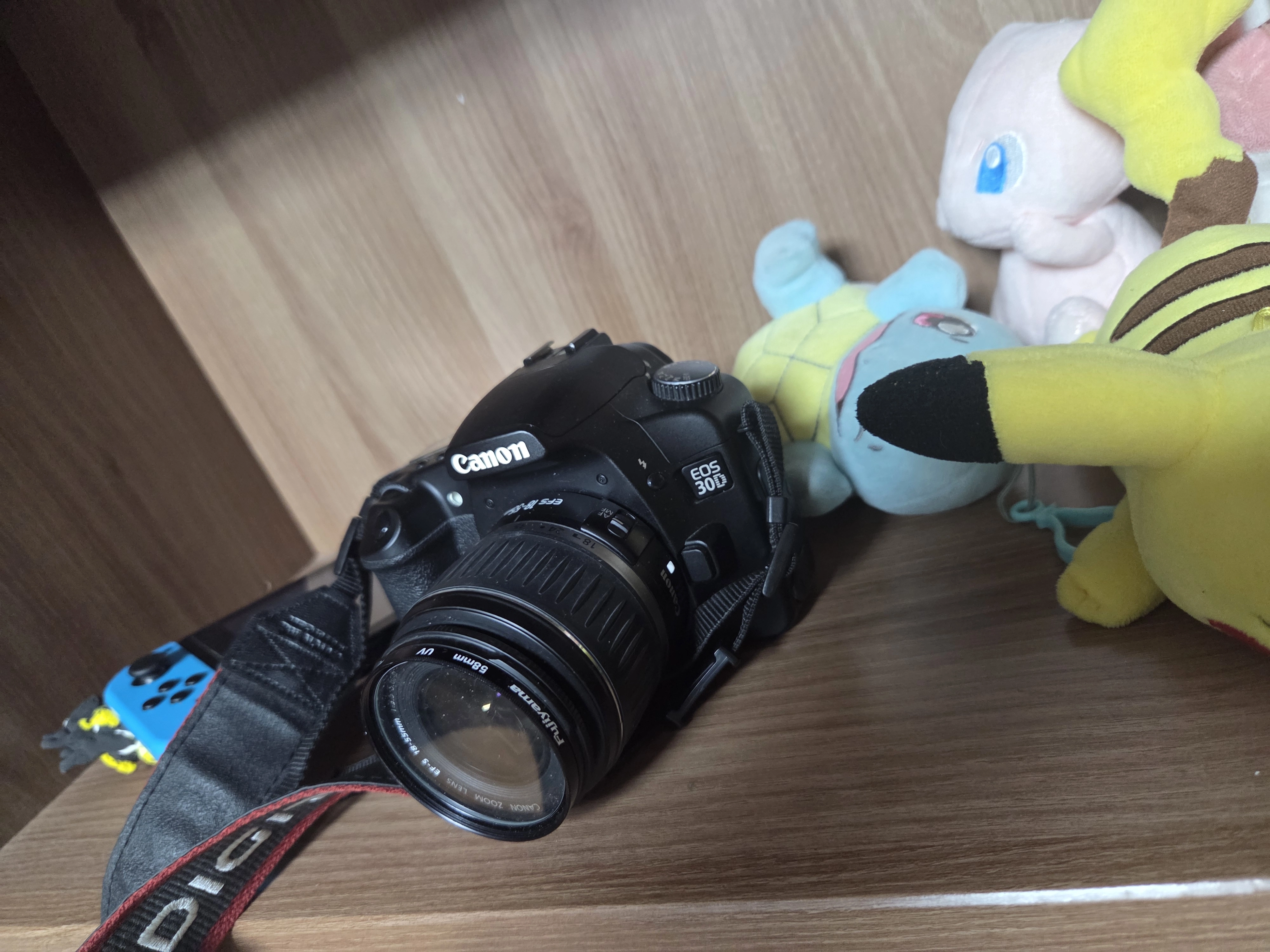 Canon EOS 30D 낙하 충격에 의한 배터리 도어 래치(Latch) 파손 역학과 안전 인터록(Interlock) 회로 작동 원리