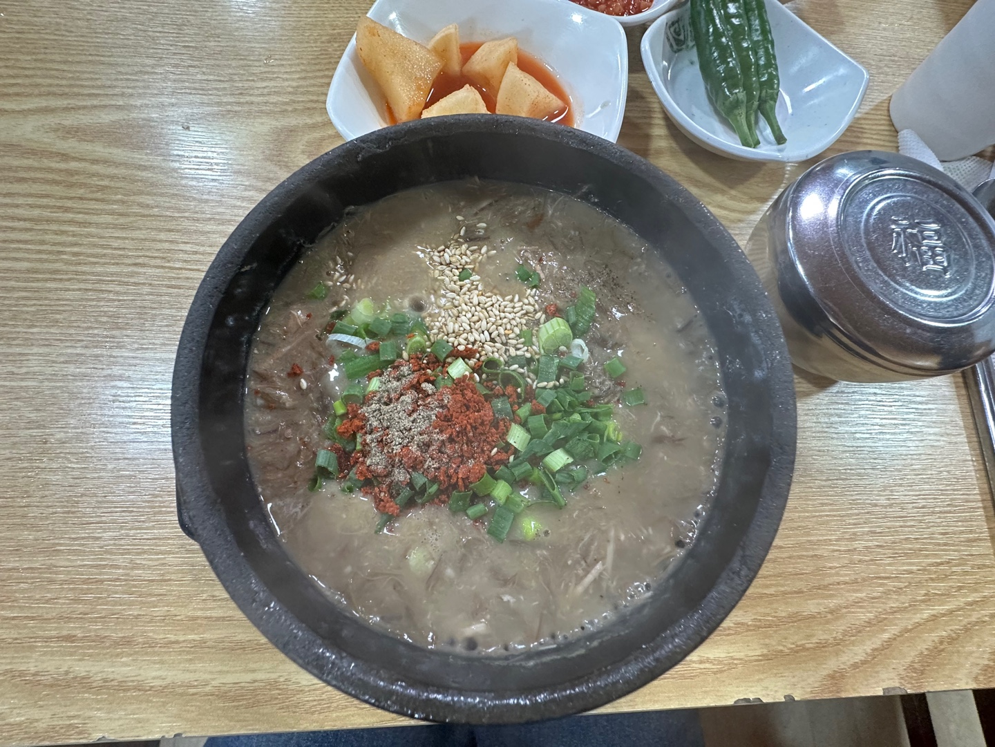 들깨가루와 고춧가루가 뿌려진 우진해장국의 고사리육개장