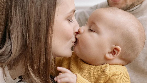 '엄마와 아기가 입맞추는 장면'