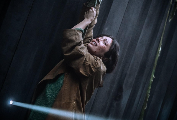 컨테이너-박스에-매달려-있는-안나-카스틸로-노웨어-출연진