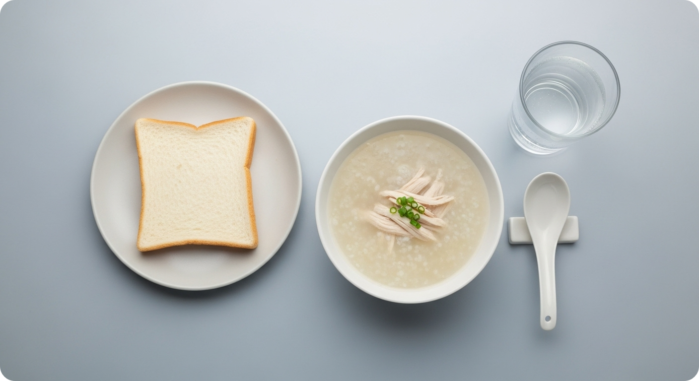 대장내시경 1일 전 식단으로 추천하는 맑은 닭가슴살 죽과 흰 식빵, 그리고 맑은 이온 음료가 놓인 식탁 모습. 깔끔하고 소화가 쉬운 메뉴들입니다.