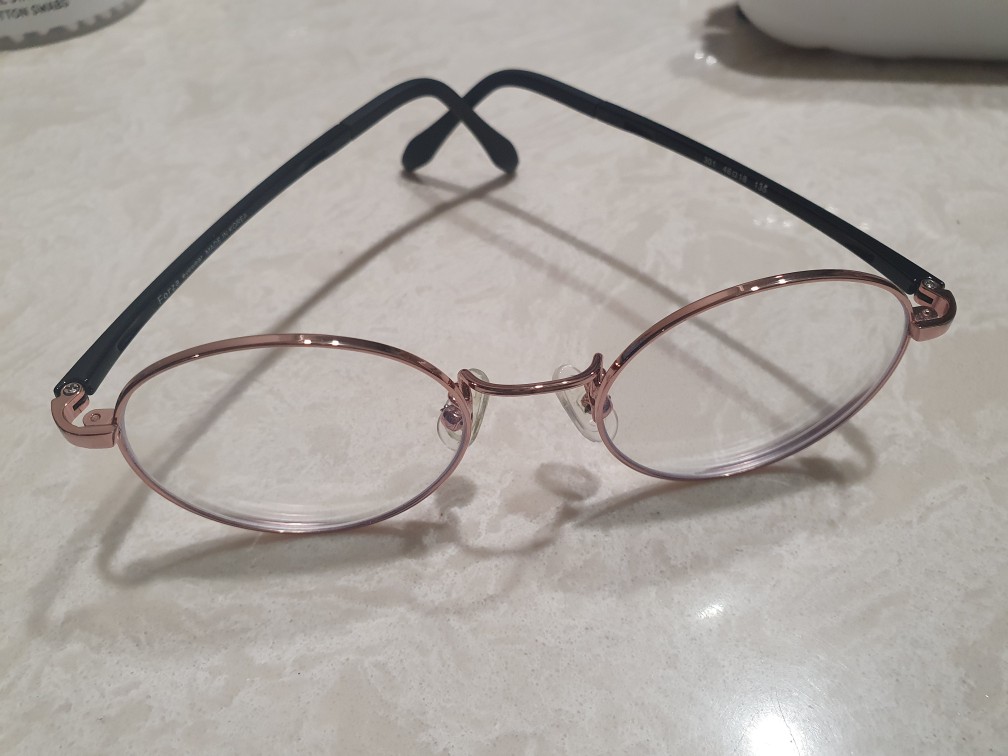 안경코받침변색