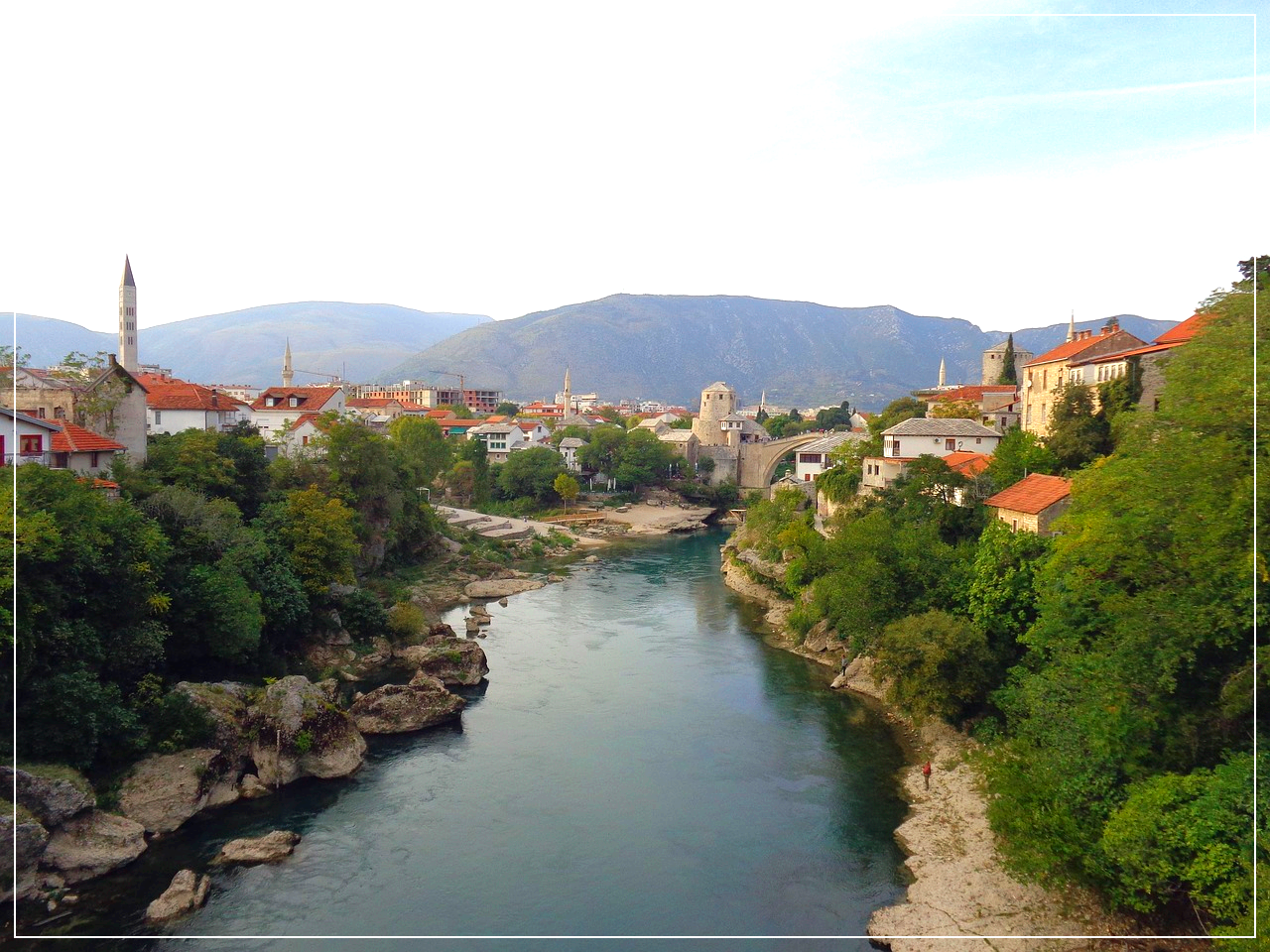 모스타르의 아름다운 도시 풍경과 멀리보이는 스타리 모스트 다리