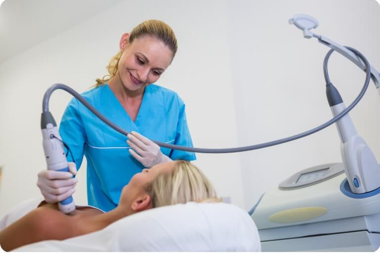 갑상선 기능 이상 여부를 초음파로 검사하는 모습