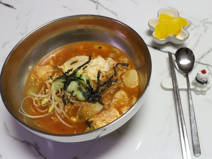 단무지를-곁들인-틈새라면-빨계떡
