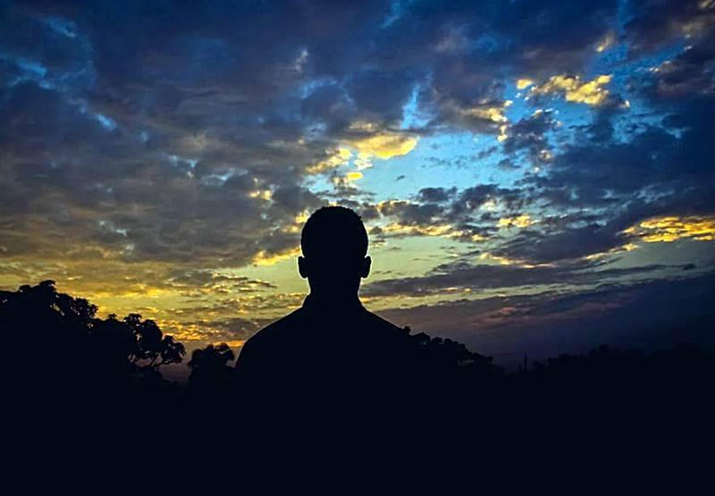 노을진-하늘을-바라보는-남자의-모습