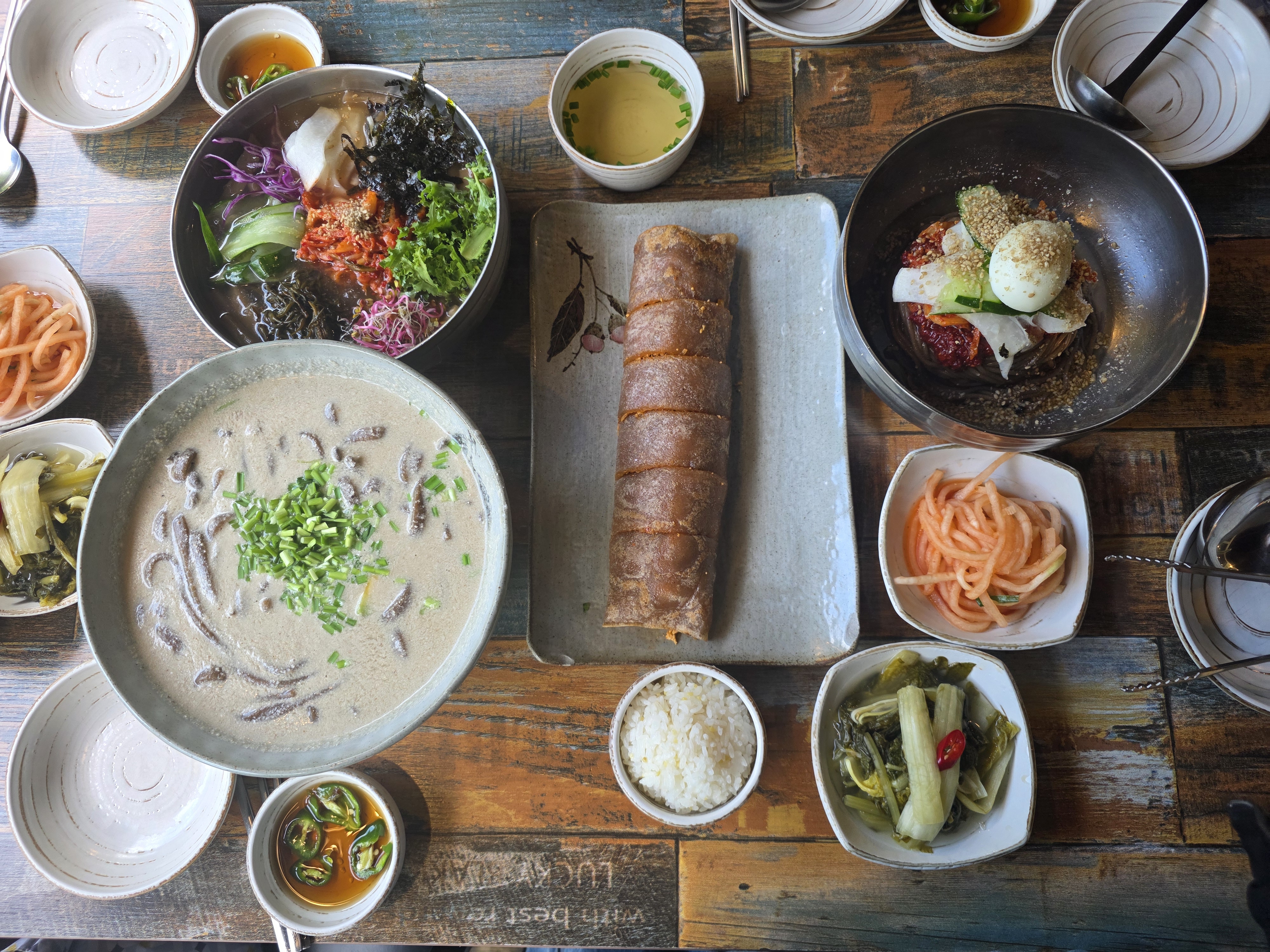 강마을다람쥐 도토리전병 들깨칼국수 묵사발 비빔국수 한상