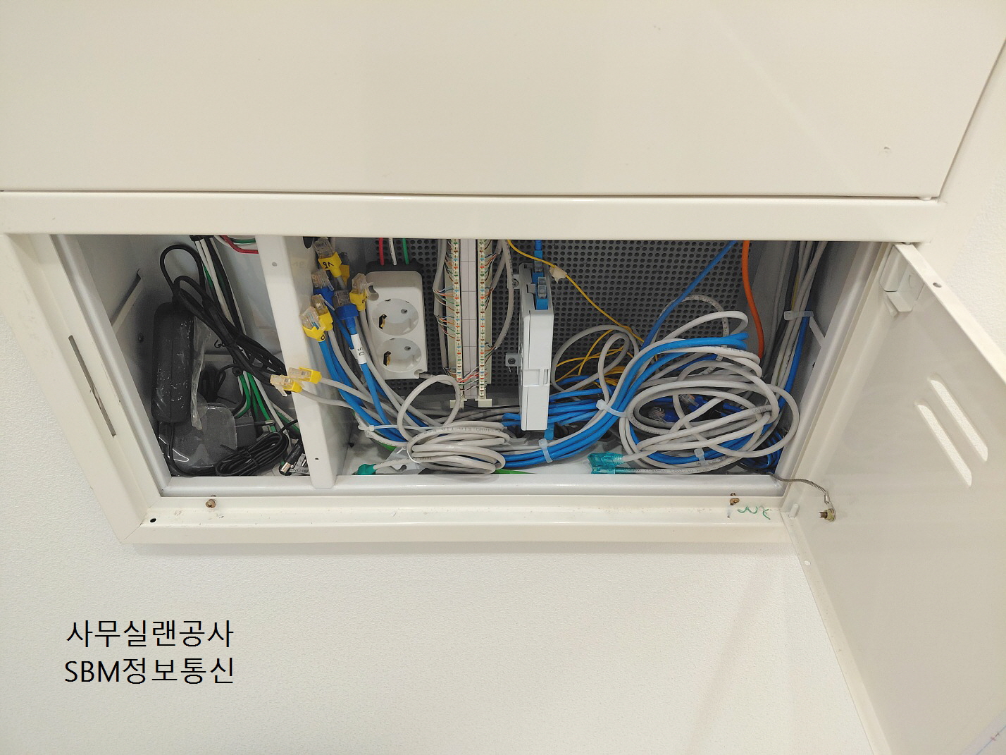 배선이 모여있는 작업 중 모습