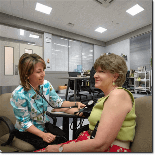 혈압 체크하는 고혈압 환자