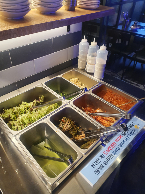 셀프바에-준비된-반찬