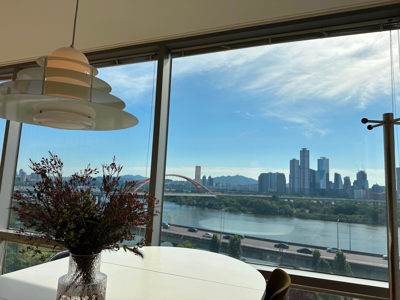 TYPE 한강점 카페 내 통창뷰 사진