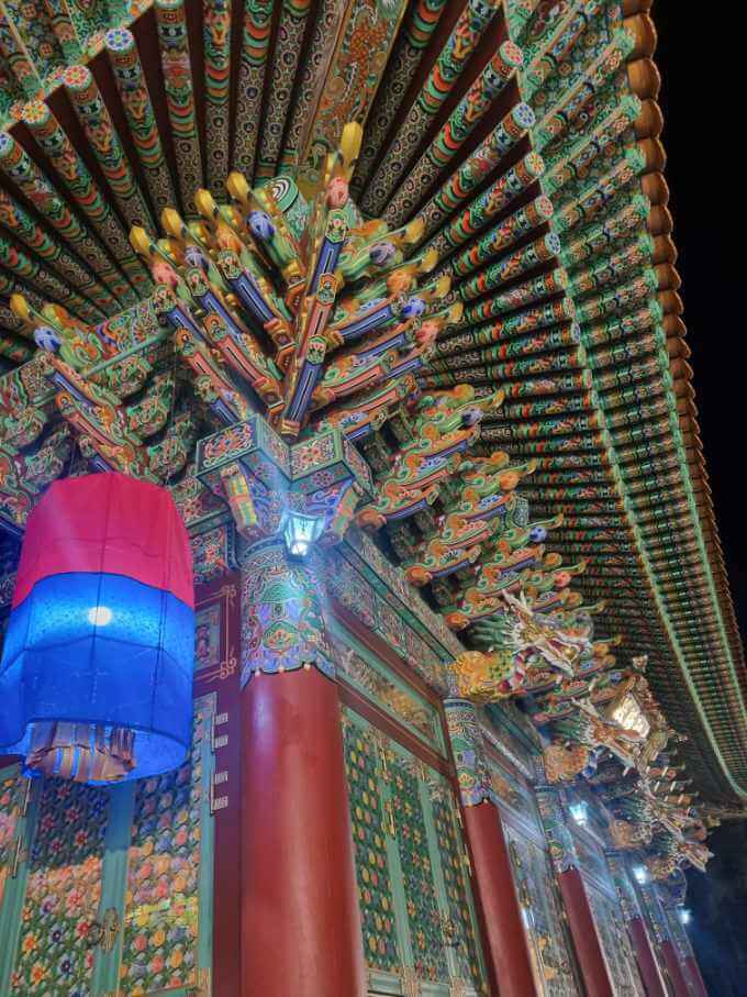 대웅전 측면 사진 