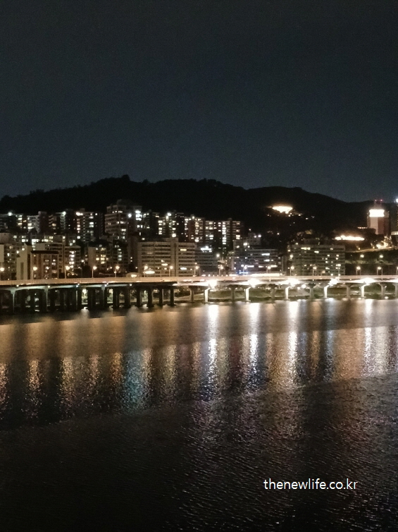 광진교 8번가 북쪽 방향 – 워커힐호텔과 아차산 아래로 이어지는 한강의 고요한 야경