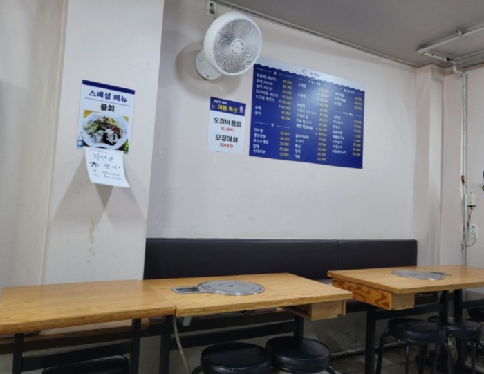 광화문 활어회 내부 모습, 전체적으로 오래된 느낌 2