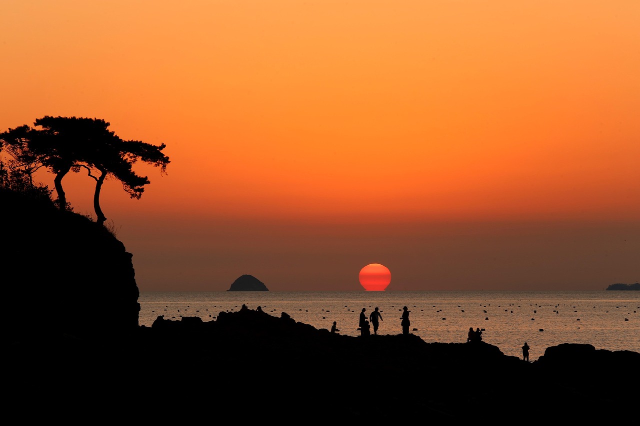 img src="sunset_sunrise_seaside_Byeonsan_peninsula_Gunsan_healing_travel.jpg"alt="서해안 해넘이와 해돋이 군산 변산 힐링 여행"