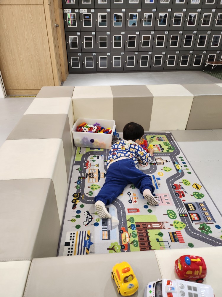 블록놀이를 하는 아이