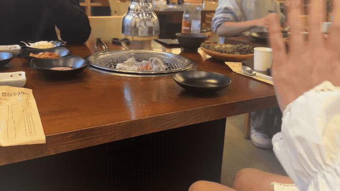 칠오닭갈비 양평서종점 테이블에서 주문 후 음식을 기다리는 장면&amp;#44; 여유로운 대화 분위기