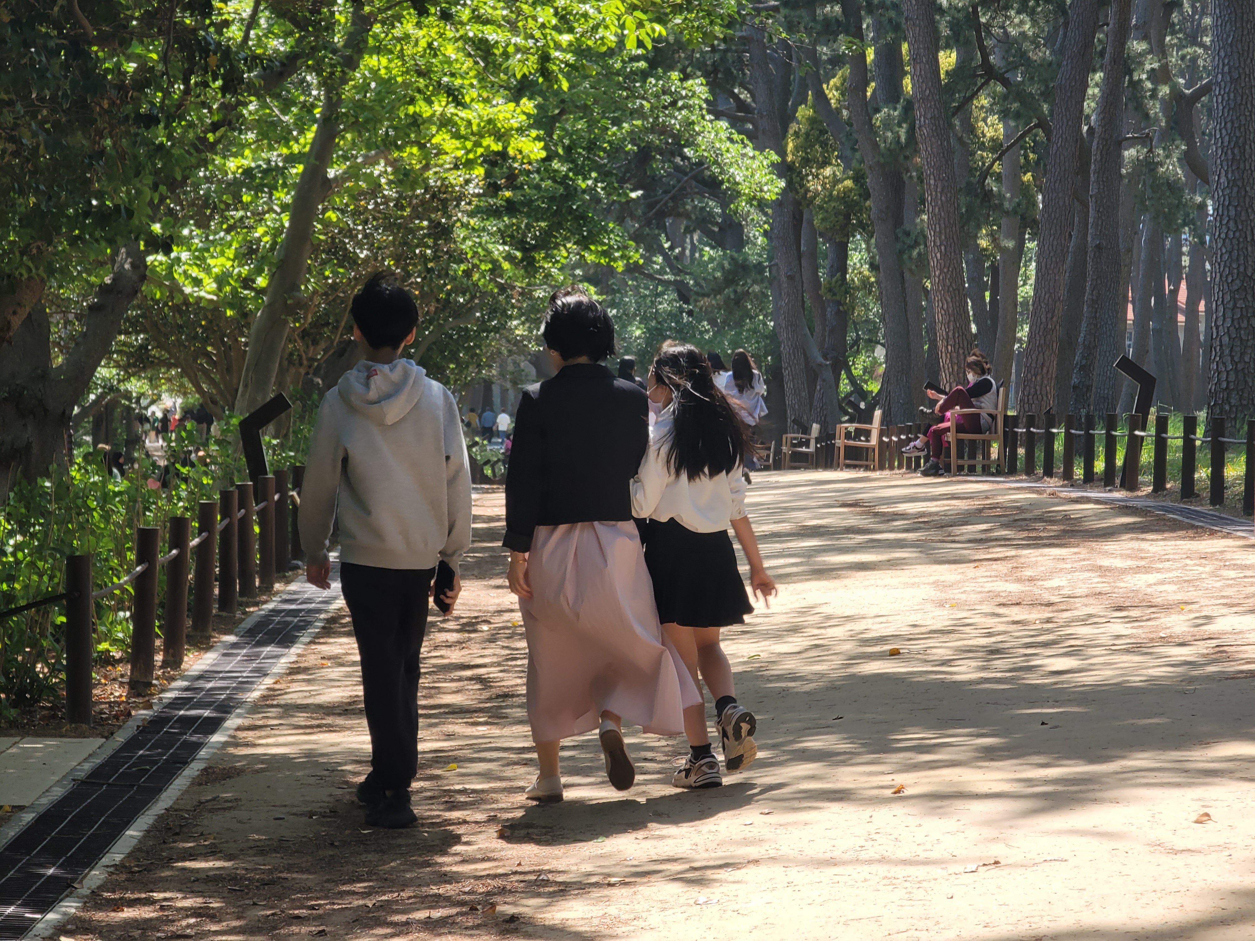 가족이 함께 산책하는 이미지