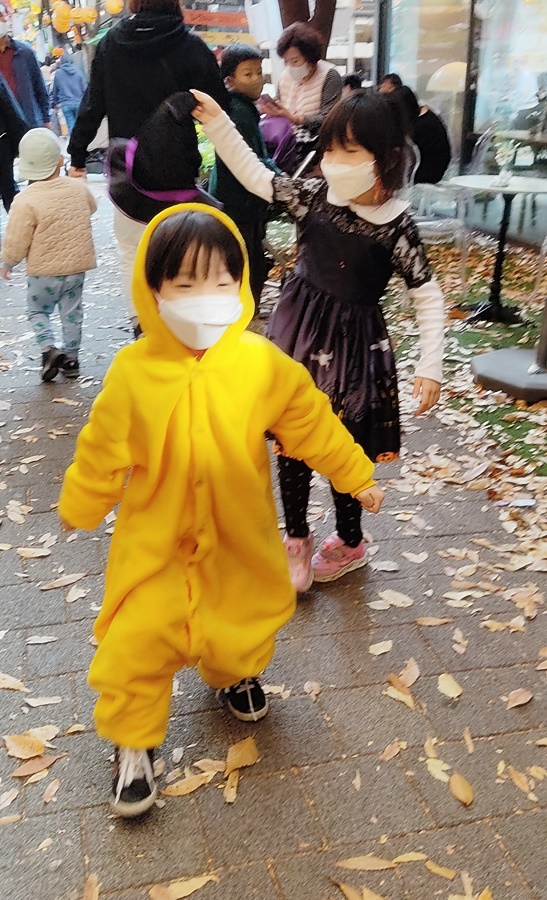 피카추옷을입고 마냥 행복해하는 쿠웅이